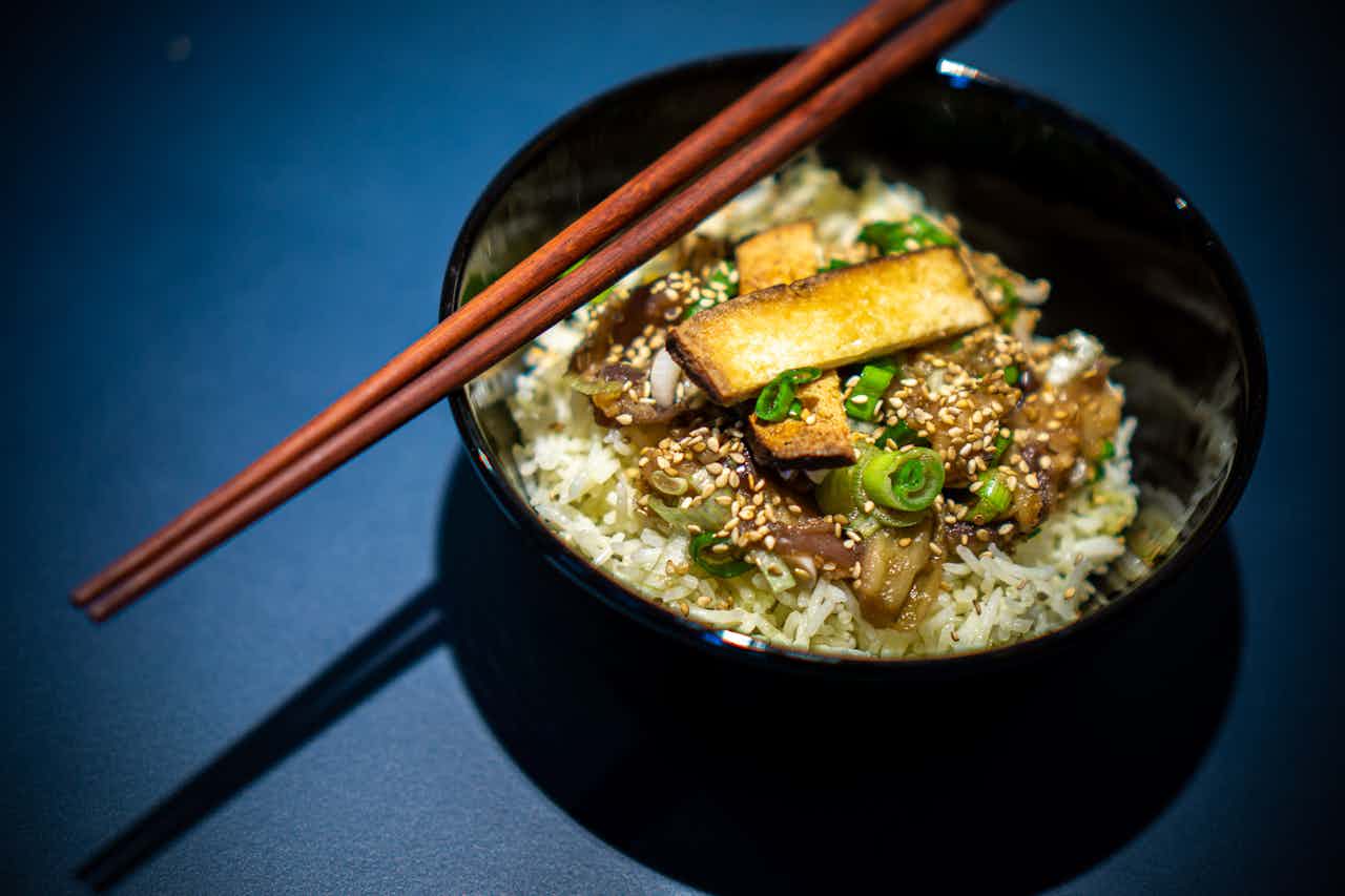 Würziger Tofu-Stirfry mit Reis