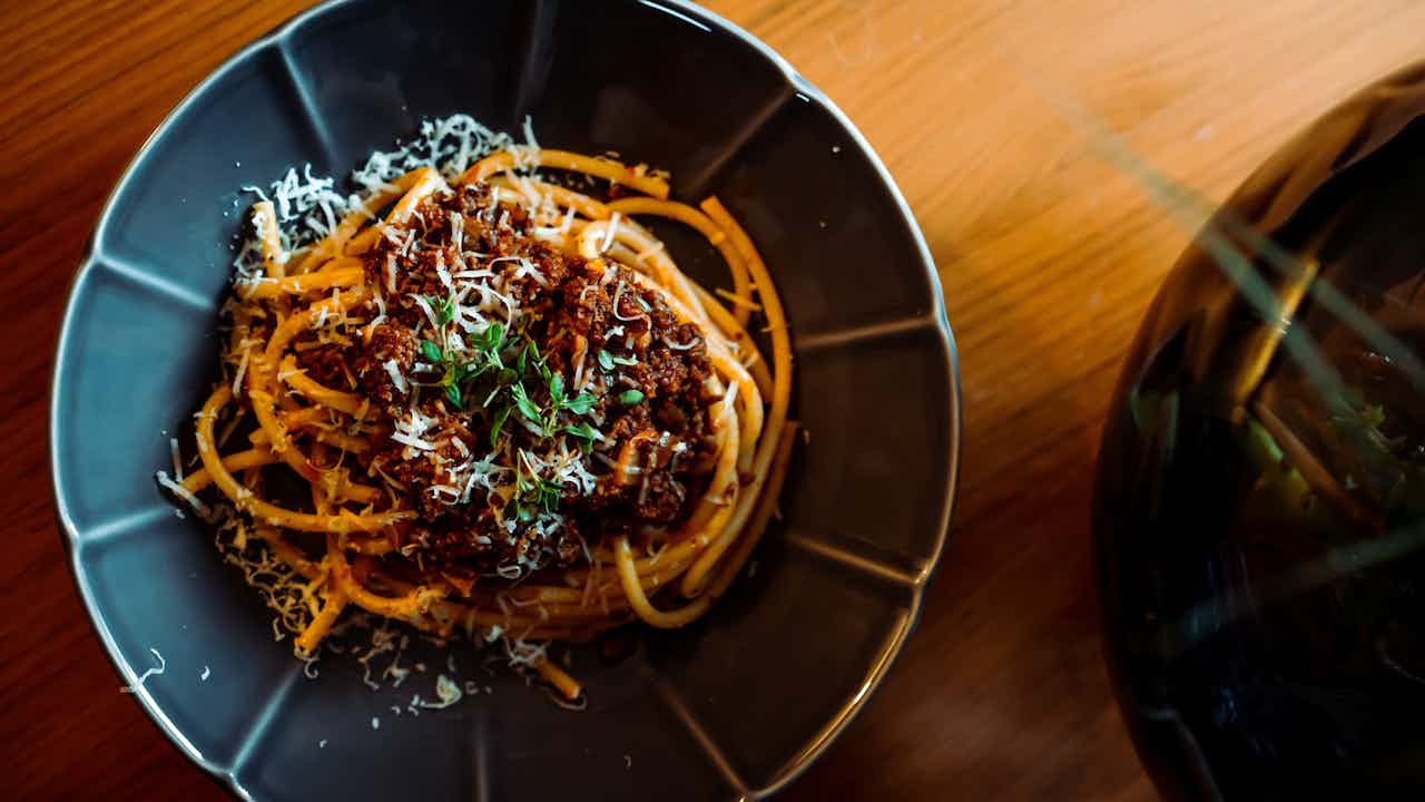 Cover image for Spaghetti mit Soja-Zucchini-Bolognese